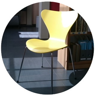 La chaise jaune d’Arne Jacobsen