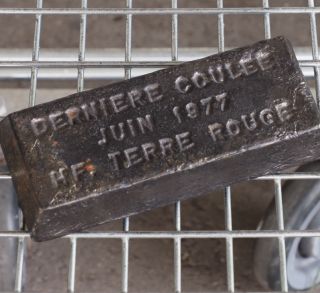 »Dernière coulée« – Rote Erde und rostende Träume bei Gast Rollinger